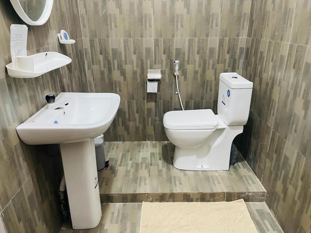 Ratnam Hotel ג'פנה מראה חיצוני תמונה